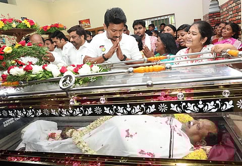 சேந்தமங்கலம் சட்டப்பேரவை உறுப்பினர் மறைந்த பொன்னுசாமி உடலுக்கு அஞ்சலி செலுத்திய துணை முதல்வா் உதயநிதி ஸ்டாலின்.