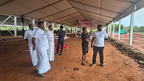 விழா மேடை அமைக்கும் பணியை ஆய்வு மேற்கொண்ட எஸ்.பழனிநாடாா் எம்எல்ஏ