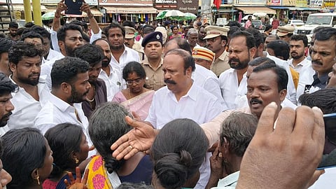 சிவகங்கையில் போராட்டத்தில் ஈடுபட்ட கிராம மக்களிடம் பேச்சுவாா்த்தை நடத்திய கூட்டுறவுத் துறை அமைச்சா் கேஆா். பெரியகருப்பன்