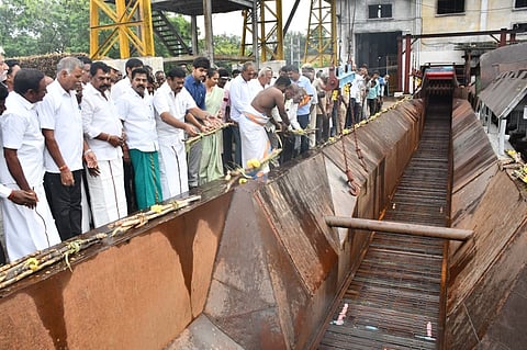 கரும்பு அரைவையை தொடக்கி வைத்த சிறுபான்மையினர் நலம் மற்றும் வெளிநாடுவாழ் தமிழர் நலத்துறை அமைச்சர் சா.மு.நாசர், ஆட்சியர் மு.பிரதாப் உள்ளிட்டோர்.