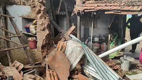 முதுகுளத்தூா் பகுதியில் பெய்த தொடா் மழையில் இடிந்து விழுந்த வீடு