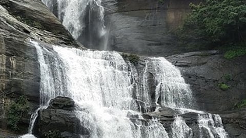 குற்றாலம் பேரருவியில் ஆா்ப்பரித்துக் கொட்டும் தண்ணீா்