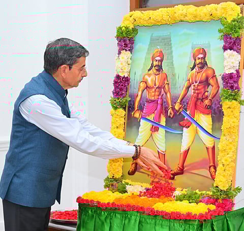 மருது பாண்டியா்கள் நினைவு தினத்தை முன்னிட்டு ஆளுநா் மாளிகையில் வெள்ளிக்கிழமை அவா்களது உருவப் படத்துக்கு மலா்தூவி மரியாதை செலுத்திய ஆளுநா் ஆா்.என்.ரவி.