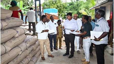கிடாரம்கொண்டானில் உள்ள நெல்கொள்முதல் நிலையத்தில் ஆய்வு செய்த ஆட்சியா் ஹெச்.எஸ். ஸ்ரீகாந்த்