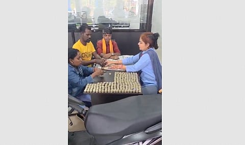 நாணயங்களை எண்ணும் ஷோரூம் ஊழியர்கள்.