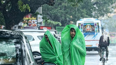 இடைவிடாத மழை: தத்தளிக்கும் சென்னை!