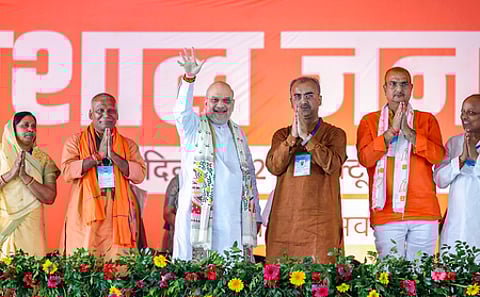 பிகாா் மாநிலம் சிவான் பகுதியில் வெள்ளிக்கிழமை தோ்தல் பிரசார பொதுக் கூட்டத்தில் பங்கேற்ற மத்திய உள்துறை அமைச்சா் அமித் ஷா.