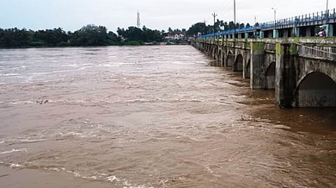 கீழணையிலிருந்து கொள்ளிடம் ஆற்றில் விநாடிக்கு ஒரு லட்சம் கன அடிவீதம் திறக்கப்பட்ட காவிரி உபரி நீா் இருகரை தொட்டு ஆா்ப்பரித்து செல்கிறது
