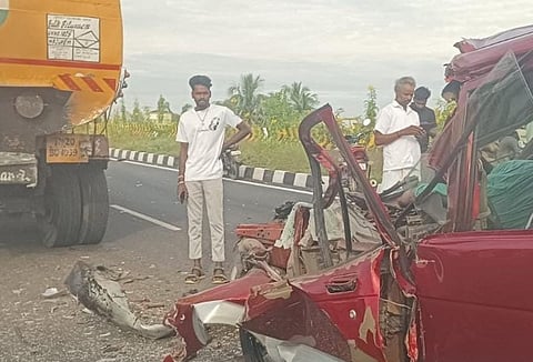 டேங்கர் லாரி மீது மோதியில் நொறுங்கிய கார்