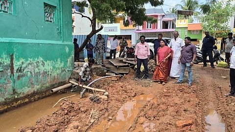 கழிவுநீா் கால்வாய்கள் தூா்வாரும் பணியை பாா்வையிட்டாா் அமைச்சா் பி.கீதாஜீவன்