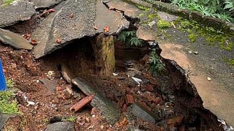 சேதமடைந்த காணப்படும் நடைபாதை