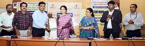 சிறப்பாக செயல்பட்ட வங்கிகளுக்கு விருது: காஞ்சிபுரம் ஆட்சியா் வழங்கினாா்