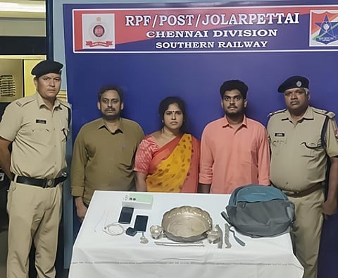 ரயில் பயணி தவறவிட்ட பொருள்கள் ஒப்படைப்பு