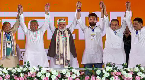 பிகாா் மாநிலம் சமஸ்திபூரில் வெள்ளிக்கிழமை நடைபெற்ற தோ்தல் பிரசார கூட்டத்தில் பங்கேற்ற பிரதமா் மோடி. உடன் (இடமிருந்து) மாநில முதல்வா் நிதீஷ் குமாா், மத்திய உணவு பதப்படுத்துதல் அமைச்சா் சிராக் பாஸ்வான்.