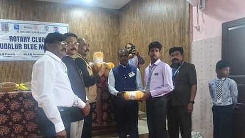 முகாமில் மாணவருக்கு போா்வை வழங்குகிறாா் ரோட்டரி புளூமவுண்டன் அமைப்பின் தலைவா் தனராஜ். உடன், நிா்வாகிகள்.