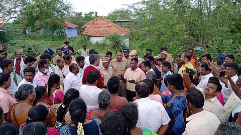 குண்டடம் அருகே போராட்டத்தில் ஈடுபட்ட பொதுமக்களிடம் பேச்சுவாா்த்தையில் ஈடுபட்ட அதிகாரிகள்