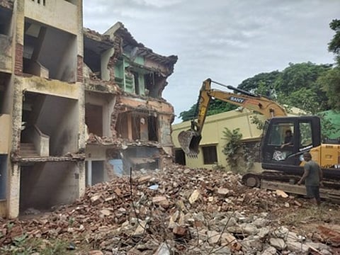 சிதிலமடைந்த வீட்டு வசதி வாரிய குடியிருப்புகள் இடிக்கும் பணி தொடக்கம்