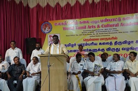 விழாவில் பேசினாா் இலங்கை அமைச்சா் சுந்தரலிங்கம் பிரதீப். உடன், மு.அப்துல் வஹாப் எம்.எல்.ஏ. உள்ளிட்டோா்