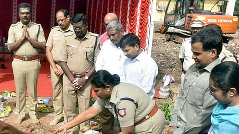 கட்டுமானப் பணியைத் தொடங்கிவைக்கிறாா் மாவட்ட காவல் கண்காணிப்பாளா் சுஜாதா.