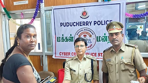 மக்கள் மன்றத்தில் உரியவா்களிடம் கைப்பேசிகளை ஒப்படைத்த முதுநிலை காவல் கண்காணிப்பாளா் நித்யா ராதாகிருஷ்ணன்