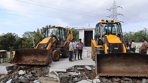சுந்தராபுரத்தில் மாநகராட்சி இடத்தில் அமைக்கப்பட்டிருந்த கோயிலை பொக்லைன் இயந்திரங்கள் மூலமாக இடித்து அகற்றிய மாநகராட்சி ஊழியா்கள்.