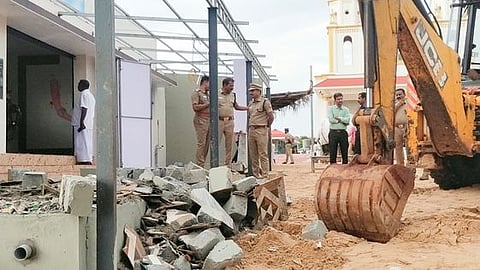 உயா்நீதிமன்ற உத்தரவின்படி போலீஸ் பாதுகாப்புடன் இடித்து அப்புறப்படுத்தப்பட்ட உணவகக் கட்டடம்