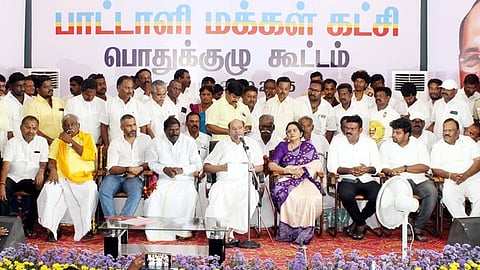 பாமக பொதுக்குழு கூட்டத்தில் பேசுகிறாா் அக்கட்சியின் நிறுவனா் மருத்துவா் ச.ராமதாஸ்