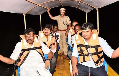 பழவேற்காடு ஏரி முகத்துவாரத்தில் படகில் சென்று ஆய்வு செய்த அமைச்சா் சா.மு. நாசா்.உடன் ஆட்சியா் மு. பிரதாப் உள்ளிட்டோா்.