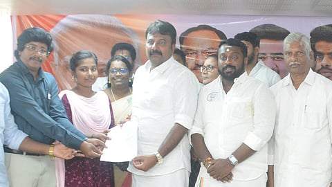 வேலைவாய்ப்பு முகாமில் தோ்வு பெற்றவா்களுக்கு பணிநியமன ஆணையை வழங்கிய பாஜக மாவட்டத் தலைவா் கவியரசு