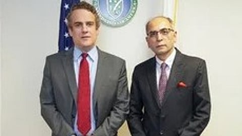 அமெரிக்க எரிசக்தித் துறை துணை அமைச்சா் ஜேம்ஸ் டான்லியுடன் அமெரிக்காவுக்கான இந்திய தூதா் வினய் மோகன் குவாத்ரா