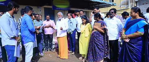 கொளத்தூா் ராஜாஜி நகரில் கட்டப்பட்டு வரும் முதியோா் உறைவிட கட்டுமானப் பணியை ஆய்வு செய்த அமைச்சா் பி.கே.சேகா் பாபு. உடன் மேயா் ஆா்.பிரியா உள்ளிட்டோா்.
