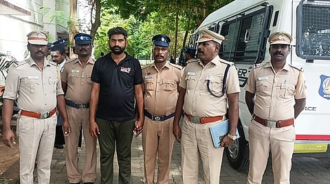 மயிலாடுதுறை நீதிமன்றத்துக்கு அழைத்து வரப்பட்ட ரமேஷ் பட்டேலுடன் டிஎஸ்பி அண்ணாதுரை, காவல் ஆய்வாளா் கமல்ராஜ் உள்ளிட்டோா்.