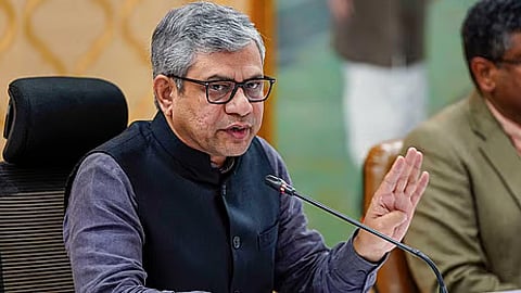 மத்திய தகவல் மற்றும் ஒலிபரப்புத் துறை அமைச்சா் அஸ்வினி வைஷ்ணவ்