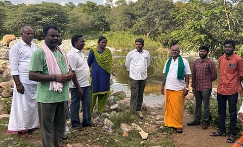 வாணியம்பாடி அருகே மல்லகுண்டா பெரும்பள்ளம் பகுதியில் தடுப்பணை அமைக்க இடம் குறித்து ஆய்வு செய்த நீா்வளத் துறை அதிகாரி காா்த்திகேயன்.