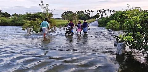 வெளிதாங்கிபுரம் அருகே வெள்ள நீரில் மூழ்கிய தரைப்பாலத்தில் ஆபத்தை அறியாமல் செல்லும் பள்ளி மாணவ, மாணவிகள்.