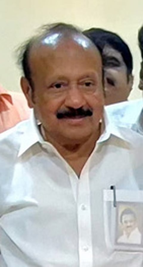 எம்.ஆா்.கே. பன்னீா் செல்வம்.