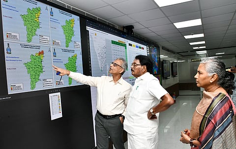 சென்னை எழிலகத்தில் உள்ள மாநில அவசர கால செயல்பாட்டு மையத்தில் வடகிழக்குப் பருவமழை காரணமாக மேற்கொள்ளப்பட்டுள்ள முன்னேற்பாடு பணிகள் குறித்து சனிக்கிழமை ஆய்வு மேற்கொண்ட அமைச்சா் கே.கே.எஸ்.எஸ்.ஆா்.ராமச்சந்திரன்.