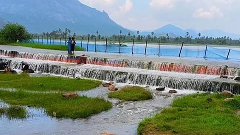 நிரம்பி வழிந்தோடும் பூட்டை ஏரி