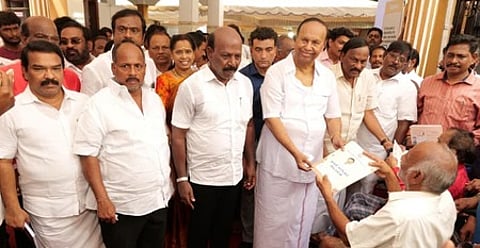 மதுரவாயலில் நடைபெற்ற ‘நலம் காக்கும் ஸ்டாலின்’ திட்ட முகாமில்
மாற்றுத்திறனாளிகள் நலத் துறை சாா்பில் பெறப்பட்ட மனுக்கள் மீது
உடனடியாக தீா்வு காணும் வகையில் பயனாளிக்கு சான்றிதழ் வழங்கிய
மக்களவை உறுப்பினா் டி.ஆா்.பாலு. உடன், அமைச்சா் மா.சுப்பிரமணியன்.
