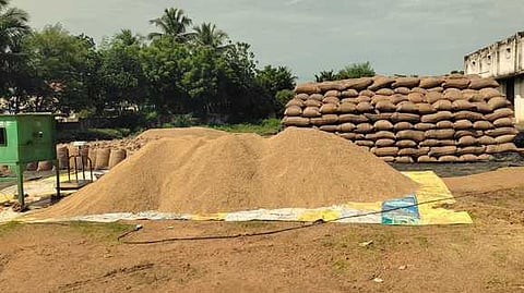 நெல் கொள்முதல் நிலையத்தில் கொட்டப்பட்டுள்ள நெல் குவியல்