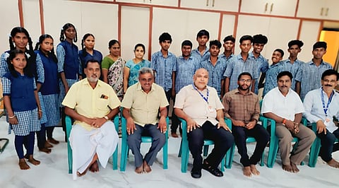 செ.நாச்சிப்பட்டு கூட்டுறவு கடன் சங்கத்தில் தொழிற்கல்வி பயிற்சி பெற்ற இறையூா் அரசுப் பள்ளி மாணவா்கள்.