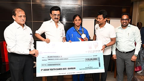 கபடி வீராங்கனை காா்த்திகாவுக்கு ரூ25 லட்சம் வழங்கிய முதல்வா் மு.க. ஸ்டாலின். உடன் துணை முதல்வா் உதயநிதி ஸ்டாலின்.