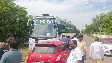 தவெக கூட்ட நெரிசலில் உயிரிழந்தவா்களின் குடும்பத்தினரை சென்னைக்கு அழைத்து செல்வதற்காக கரூா் வெண்ணைமலை பகுதியில் ஞாயிற்றுக்கிழமை நிறுத்திவைக்கப்பட்டிருந்த சொகுசு பேருந்து.