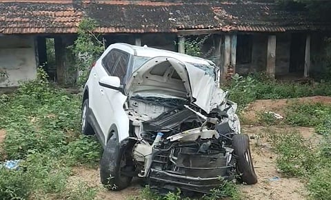 விபத்தில் நெறுங்கி கிடக்கும் கார்.