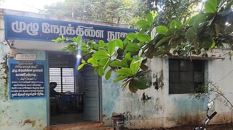 வாணியம்பாடியில் பழைய கட்டடத்தில் இயங்கும் முழு நேர கிளை நூலகம்.