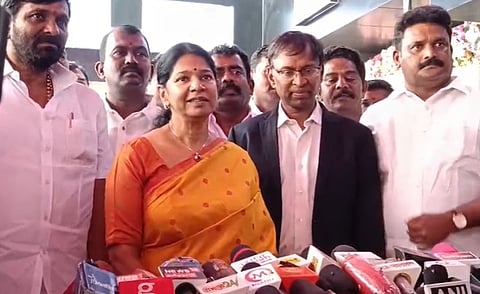 நெல்லையில் செய்தியாளர்களுக்கு பேட்டியளிக்கும் கனிமொழி எம்.பி.