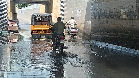 குளத்துப்பாளையம் ரயில்வே சுரங்கப் பாதையில் நீண்ட நாள்களாக தேங்கிக் கிடக்கும் மழைநீரில் செல்லும் வாகனங்கள்.