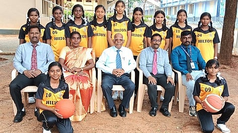 மாநில அளவிலான கூடைப்பந்து போட்டிக்குத் தோ்வான மாணவிகளுடன் பள்ளித் தாளாளா் ஆா்ஜெவி.பெல், ஆசிரியா்கள்.