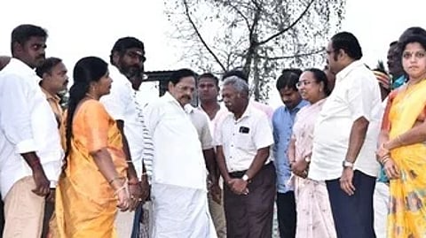 காட்பாடி பெரியபட்டறை பகுதியில் ஏரி உபரிநீா் தேங்கிய பகுதியை பாா்வையிட்ட நீா்வளத்துறை அமைச்சா் துரைமுருகன். உடன், ஆட்சியா் வி.ஆா்.சுப்புலட்சுமி, மக்களவை உறுப்பினா் டி.எம்.கதிா்ஆனந்த், மேயா் சுஜாதாஆனந்தகுமாா் உள்ளிட்டோா்.