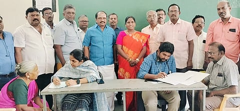 இலவச குடலிறக்க சிகிச்சை முகாமில் பங்கேற்றோா்.